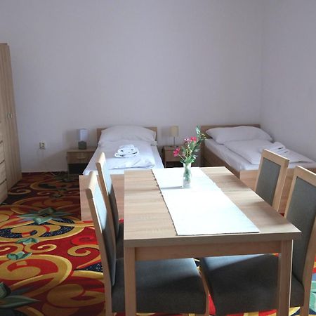 Zámecký Penzion Valasske Mezirici Exterior foto