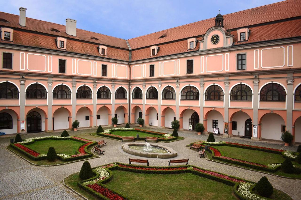 Zámecký Penzion Valasske Mezirici Exterior foto